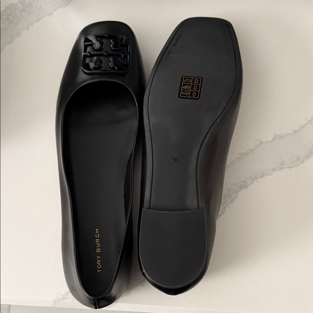Tory Burch Black Flats with Iconic Emblem - Picture 2 of 3